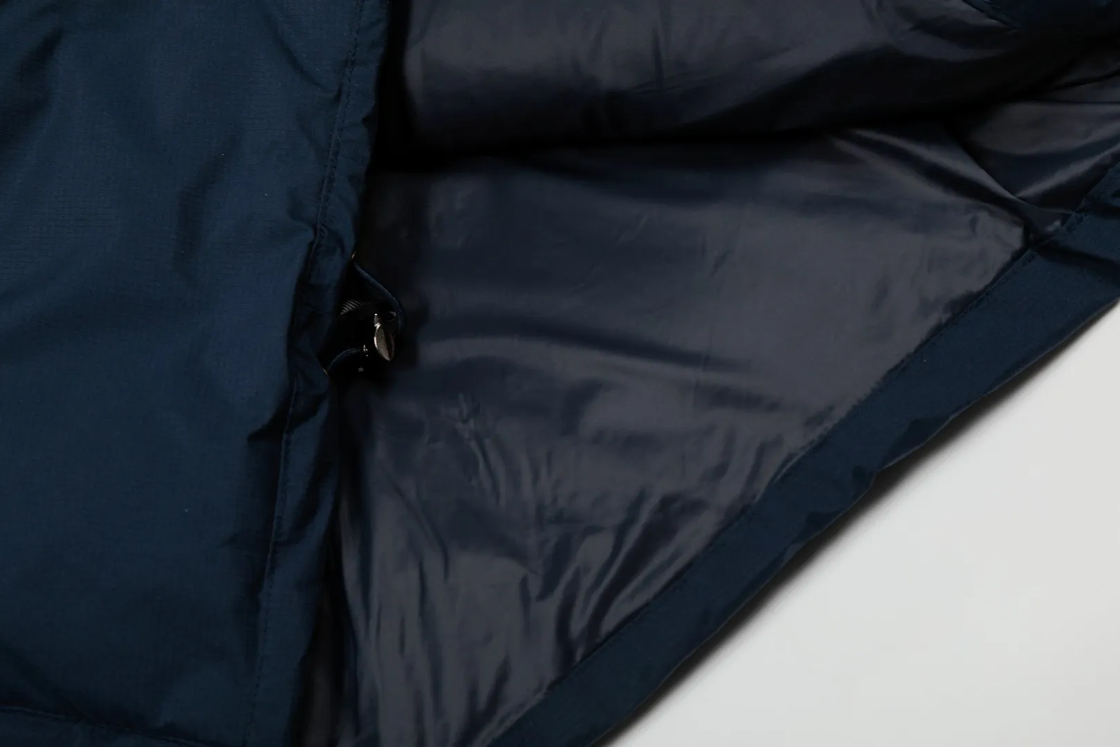 P720 Top quality" Style number: 9004# [Ralph Lauren winter basic classic embroidered men's and women's couple's same style hooded down jacket] ✅Ralph Lauren American retro arm zipper high version top-level down filling winter down jacket ✅100% high-quality white duck down, high version top-level down filling ✅Double-layer inner velvet to strictly prevent velvet running ✅Built-in adjustable drawstring, windproof and cold-proof, considerate and in place ✅Original version The maximum size can be worn up to 200 pounds. Loose and comfortable, no pressure. ✅Same style for male and female couples. Recommended OOTD outfits in winter~ Size: S-XL Color: Black White Khaki Navy Blue Light Blue